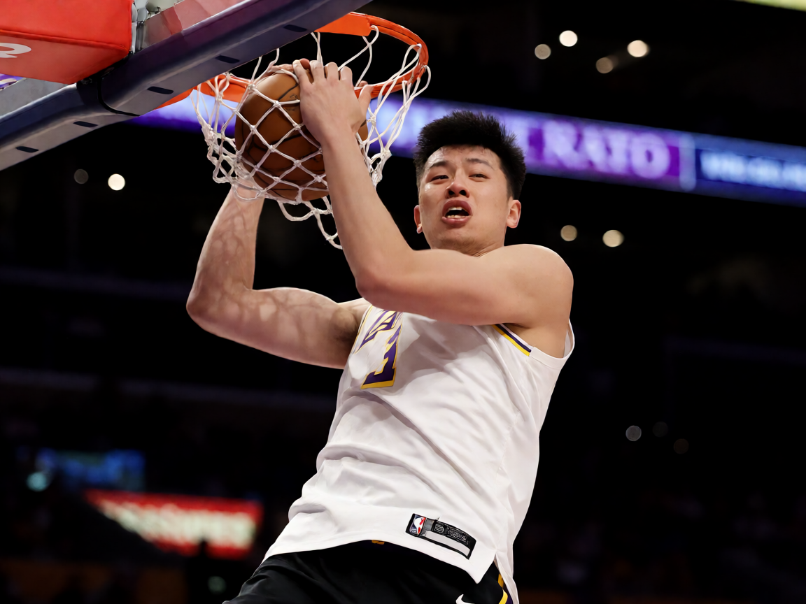 NBA常规赛精彩扣篮集锦，球员空中作业的瞬间